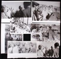 cca 1950 21db-os fotósorozat Nagy Imre szőlőtermelőknél tett látogatásáról, klf méretben