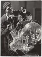 cca 1950 Botta Ferenc (1919-1968): Üvegfúvó. Vintage fotó, hátulján jelzett, 24x17,5cm