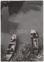 1940 Reich Péter Cornél: Csónakok, pecázók. Vintage fotó, jelzett, datált, sarkán kis hibával, 22x16cm