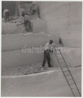 1938 Osoha László: Kőbányában. Vintage fotó, hátoldalán szerzői pecséttel, 19x16cm