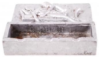 Erotikus jelenetet ábrázoló, fém hamutartó. 14×14 cm