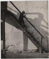 cca 1938 Gaál Margit: Lefelé. Vintage szociofotó, hátoldalán jelzett, 17x20cm