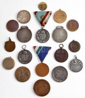 17 darabból álló vegyes (főleg osztrák-magyar) emlékérem, kitüntetés és medál tétel jobb darabokkal!...