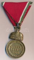 1922. Magyar Koronás Bronzérem hadiszalagon kardokkal, öntvény kitüntetés T:2-
1922. Signum Laudis M...