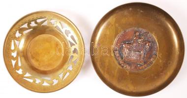 "Budapest Szent István" feliratú, domborműves, vörös- és sárgaréz, és egy áttört díszítésű, sárgaréz hamutál /  Brass and copper ashtrays