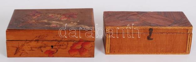Kis doboztétel: 2db fadoboz, az egyik kézzel vésett és festett (sérült), valamint egy domborműves fémdoboz /  Boxes