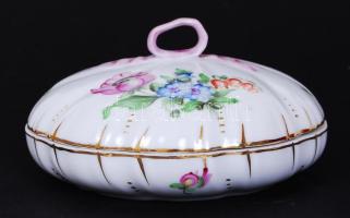 Virágokkal díszített, kézzel festett és aranyozott, jelzett Herendi bonbonier masni alakú fogantyúval /  Handpainted Herendi bonbonniere, 17x8cm