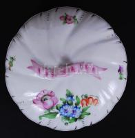 Virágokkal díszített, kézzel festett és aranyozott, jelzett Herendi bonbonier masni alakú fogantyúva...