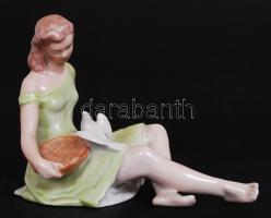 Hamupipőke. Kézzel festett, jelzett Drasche porcelán figura B.A. mesterjeggyel (a galambon apró lepattanás) /  &lt;br/&gt;Cinderella. Hand painted figure (with minor fault), 13x17x11cm