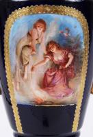 cca 1900 Nagyméretű porcelán urna figuratív, matricás díszítéssel, aranyozott, sasos fülekkel, resta...