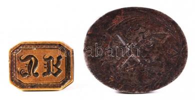 2db monogramos pecsétnyomó: bronz m:2,5cm, puskaműves vas m:5,5cm