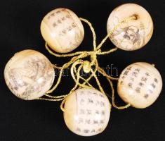 6db ázsiai mintát ábrázoló átfúrt csontgolyó, rajtuk vésett miniatúrák