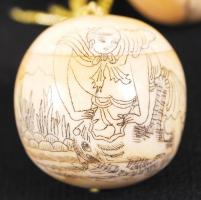 6db ázsiai mintát ábrázoló átfúrt csontgolyó, rajtuk vésett miniatúrák