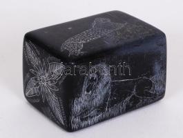 Kenyából származó, vésett, gránit levélnehezék 5,5x8cm