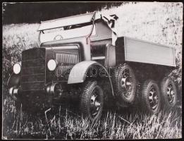 Teherautó fotója, amerikai retussal feljavítva, kartonra kasírozva, 30x40cm