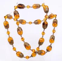 Borostyán színű üvegnyaklánc, gazdagon díszített réz karmokban, jó állapotban, 39 cm