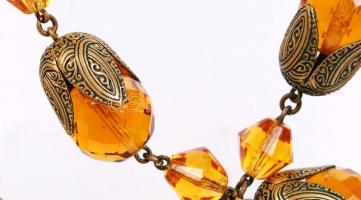 Borostyán színű üvegnyaklánc, gazdagon díszített réz karmokban, jó állapotban, 39 cm