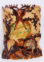 Vádász jelenetes asztaldísz, faragott hársfa, kézzel festett, 45×35 cm