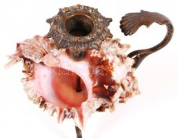 cca 1900 Szecessziós stílusú, hordozható, bronz gyertyatartó beépített tengeri kagylóval / 
Art nouv...