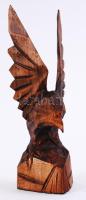 Kézzel faragott sas figura, fa, m:19 cm
