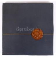 Máté György: Munkásőrélet. Budapest, 1967, A Munkásőrség Országos Parancsnoksága. Kiadói egészvászon kötésben, védőborítóval, az elülső kötéstáblán fém plakettel