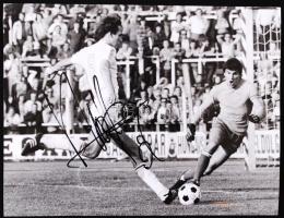 Nyilasi Tibor válogatott labdarúgó aláírt fotója, 17×22 cm