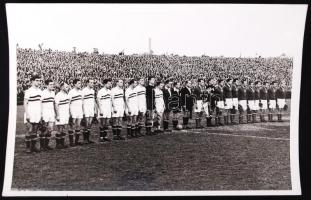 1952 Magyarország (Aranycsapat)-Szovjetunió labdarúgó mérkőzésről készült fotó, 11×18 cm