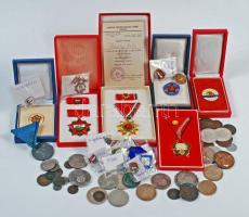 Vegyes tétel ezüst 200Ft-osokkal, jobb érmékkel és szocialista kitüntetésekkel, zománcozott jelvényekkel! T:vegyes