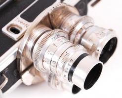 Meopta A8lla filmfelvevő kamera, felhúzhatós, három objektíves, eredeti bőr táskájában, 24×19 cm