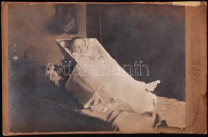 1917 Halott gyermeket ábrázoló keményhátú fotó, 11x17cm