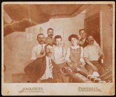 cca 1910 keményhátú fotó egy szövőműhely dolgozóiról, 10,5x12,5cm