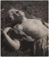 cca 1936 Dr. Csörgeő Tibor (1869-1968): erotikus vintage felvétele, hátoldalán ragasztónyomokkal /  Tibor Csörgeő's erotic vintage photo, 15x13cm