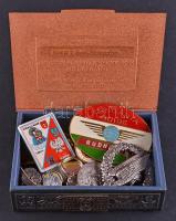 Vegyes jelvény és kitűző tétel "Emlékül a szocialista haza fegyveres szolgálatáért a népközt. honvédelmi miniszterétől" fémdobozban T:vegyes