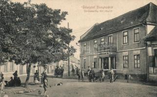 Bonyhád, Vörösmarty tér, Gyógyszertár, gyerekek, lovasszekér