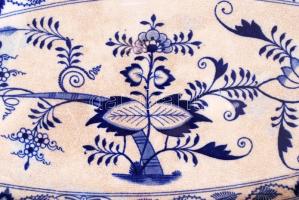 cca 1880 Máz alatt festett, kobaltkék "hagymamintás", jelzett Meissen DWMSC porcelán halas...