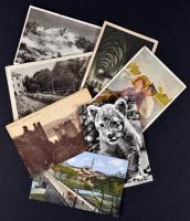 Közel 400 képeslap érintetlen hagyatékból, dobozban, nagyrészt modern anyag egy kevés háború előttivel, városképek és motívum lapok vegyesen