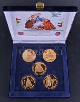 2000. "A Magyarok Államalapításának 1000 Éves Évfordulója Emlékére - Szeri Gyűlés / Géza Nagyfejedelem emlékére / Szt. István Államalapító emlékérem / Magyar Koronázási jelvények / A Magyar Állam megszilárdítója emlékérem" 5db aranyozott emlékérem (42,5mm) eredeti dísztokban tanúsítvánnyal T:PP Csak 5000db!