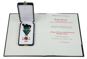 2002. "Magyar Köztársasági Érdemrend Lovagkeresztje, polgári tagozat" kitüntetés szalagsávval, mandzsetta gombokkal, dísztokban és Mádl Ferenc volt Köztársasági Elnök által aláírt adományozói okirattal illetve igazolvánnyal! T:1 Hungary 2002. "Knight Cross of the Hungarian Order of Merit" decoration with thin ribbon in original with and with documents signed by Ferenc Mádl (President of the Republic) C:UNC