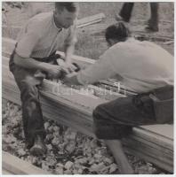 1936 Jermy László: Famunkások. Vintage fotó, 17x17cm