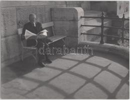 cca 1940 Szabó Tibor: Újságolvasó. Vintage fotó, 18x24cm
