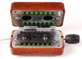 cca 1960 antik, működő, kézi borotvapenge élező / razor blade sharpener. 6x4cm