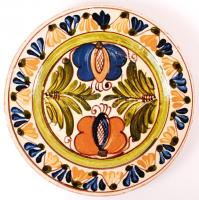 Jelzés nélküli, kézzel festett, népi kerámia fali dísztányér. Apró mázhibákkal. d: 19cm.