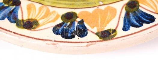 Jelzés nélküli, kézzel festett, népi kerámia fali dísztányér. Apró mázhibákkal. d: 19cm