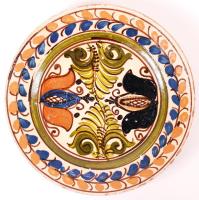 Jelzés nélküli, kézzel festett, népi kerámia, fali dísztányér. Apró mázhibákkal. d: 19cm.