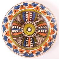 Jelzés nélküli, kézzel festett, népi kerámia fali dísztányér. Apró mázhibákkal. d: 19cm.
