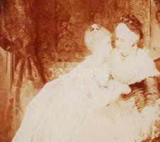 Cca 1900, A törődés, fénynyomat, ovális réz üvegezett keretben, 17×13 cm