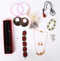 Bizsu tétel: Sok nyaklánc, karkötő, stb