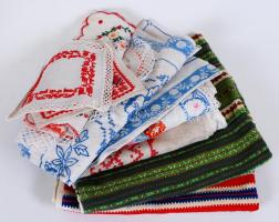 Nagy textil tétel: abroszok, textil könyvborító, párnahuzat...