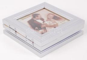 Három részes, összecsukható és kinyitható fa képkeret, üveggel, ezüst színben, eredeti csomagolásban...