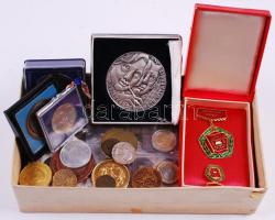 Vegyes numizmatika tétel érmékkel, berakókkal, emlékveretekkel, eurókkal, kínai pénzekkel és egyéb darabokkal Sokol rádiós dobozban T:vegyes